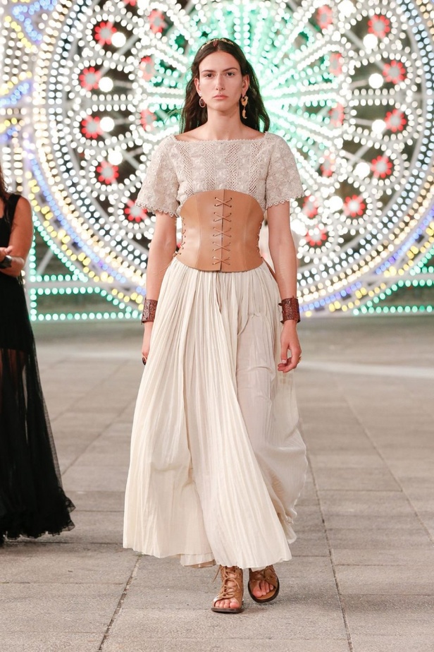 عرض ازياء مجموعة ديور Dior كروز ربيع 2021 يحيي الابداع والمهارات الحرفية