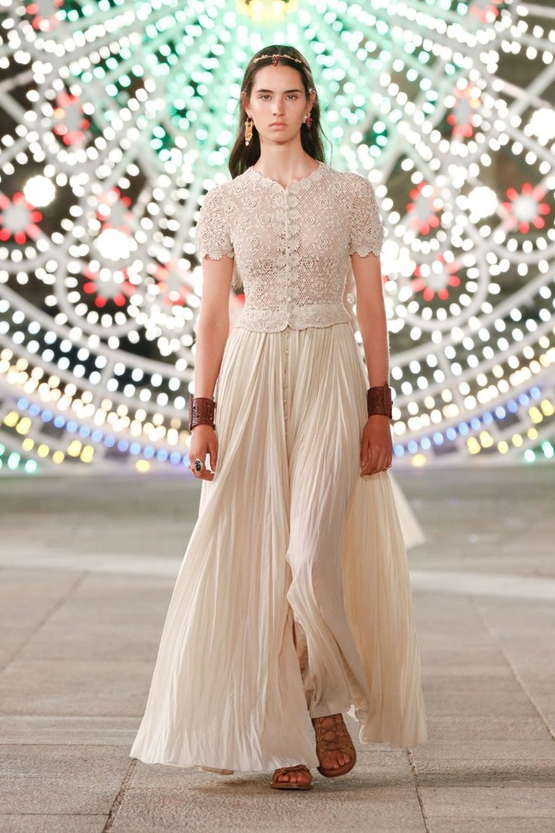 عرض ازياء مجموعة ديور Dior كروز ربيع 2021 يحيي الابداع والمهارات الحرفية
