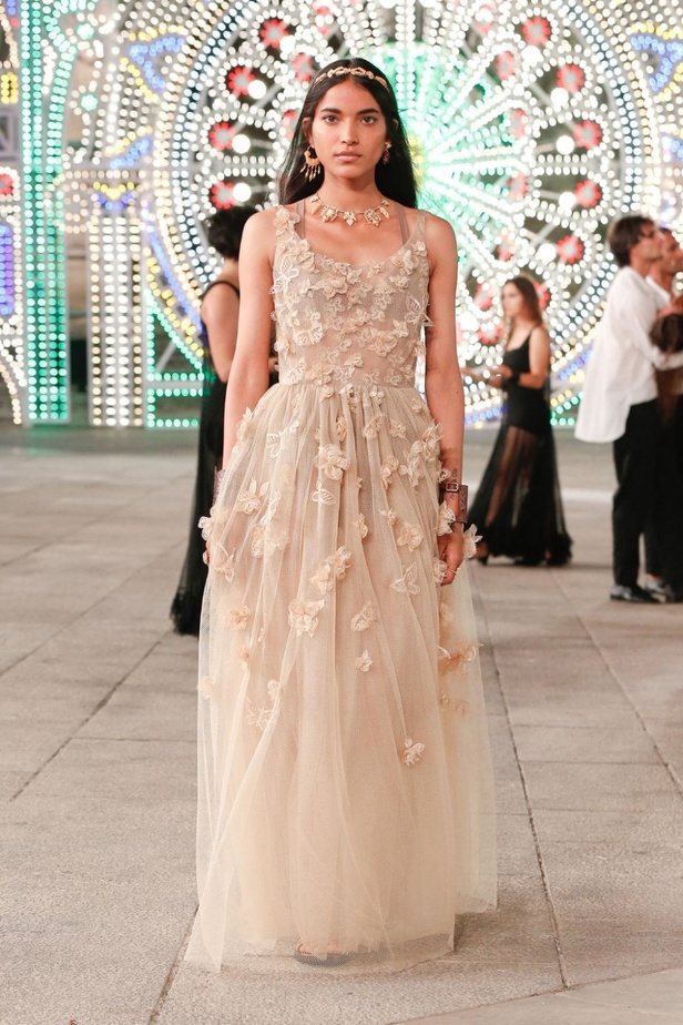 عرض ازياء مجموعة ديور Dior كروز ربيع 2021 يحيي الابداع والمهارات الحرفية