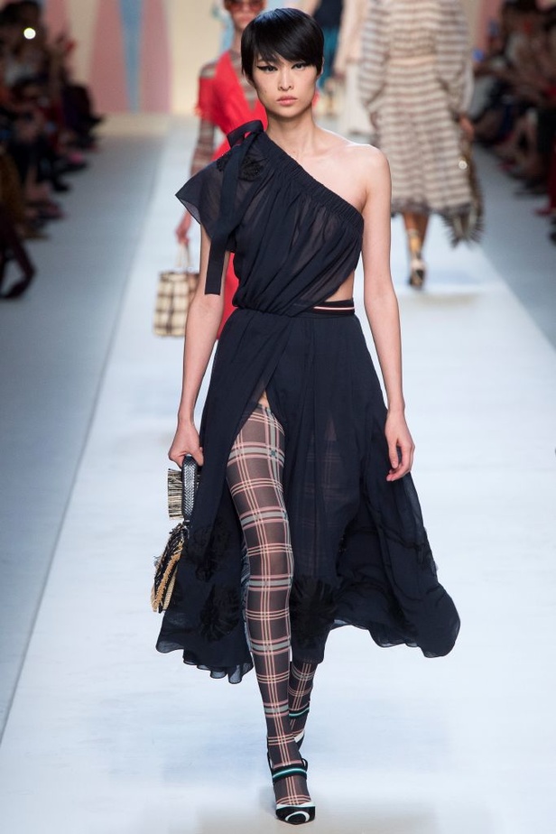 مجموعة Fendi لربيع وصيف 2018 للأزياء الجاهزة !