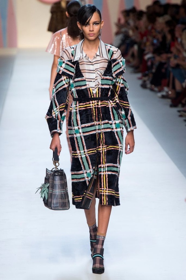 مجموعة Fendi لربيع وصيف 2018 للأزياء الجاهزة !