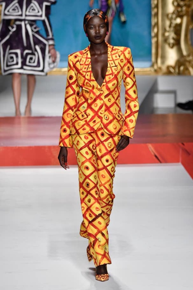 اسبوع الموضة في ميلان 2019  اخر صيحات MOSCHINO  لربيع وصيف 2020  