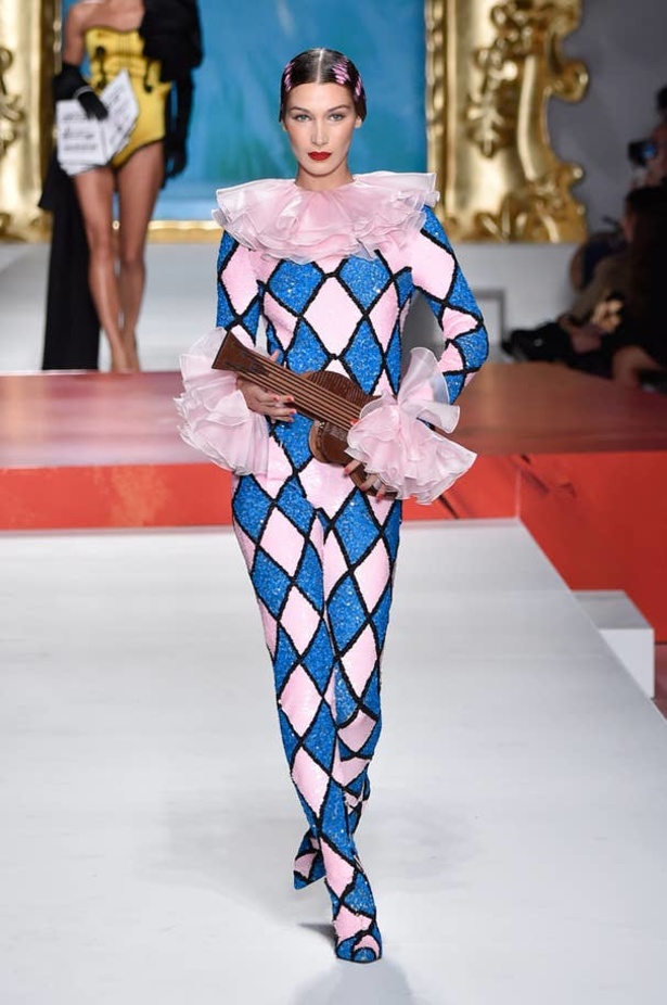 اسبوع الموضة في ميلان 2019  اخر صيحات MOSCHINO  لربيع وصيف 2020  