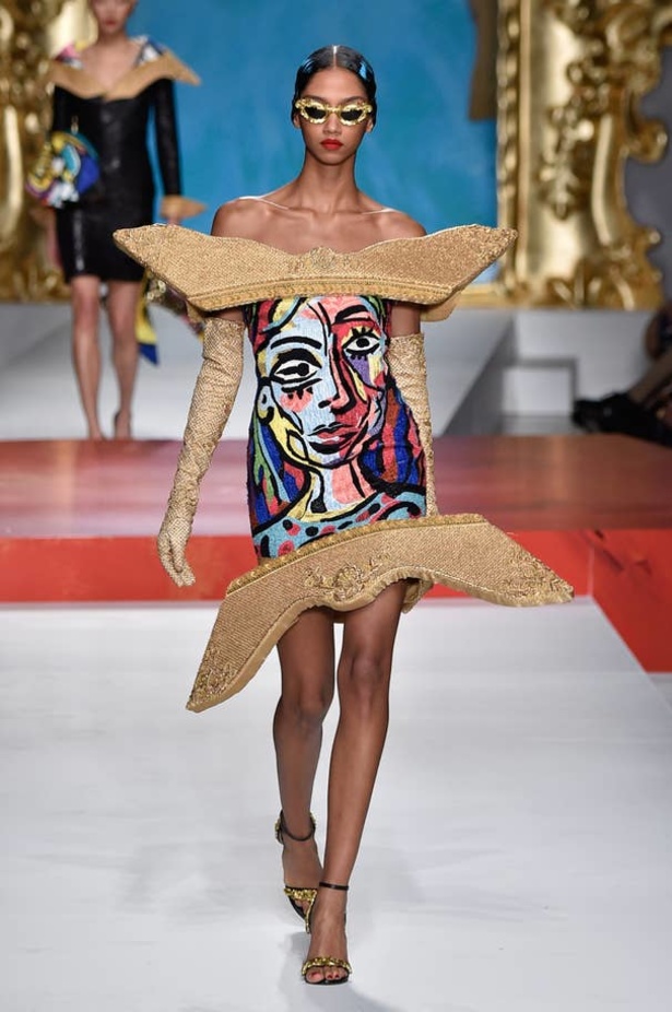 اسبوع الموضة في ميلان 2019  اخر صيحات MOSCHINO  لربيع وصيف 2020  