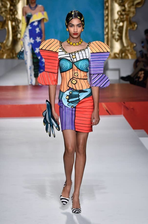 اسبوع الموضة في ميلان 2019  اخر صيحات MOSCHINO  لربيع وصيف 2020  