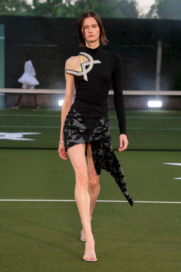 عرض ازياء David Koma في لندن لموسم ربيع وصيف 2021