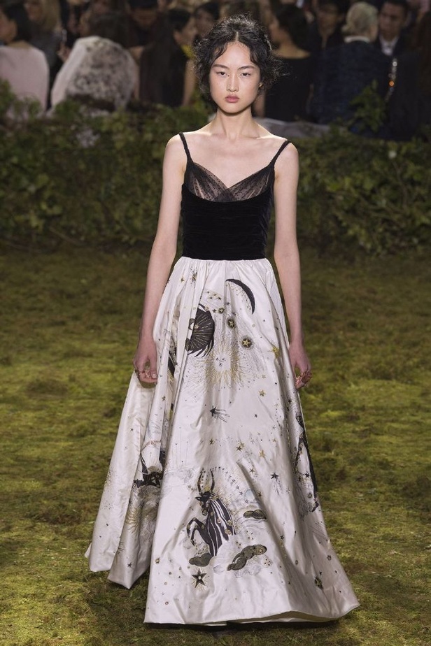 مجموعة الأزياء الفاخرة لدار ديور لموسم ربيع 2017