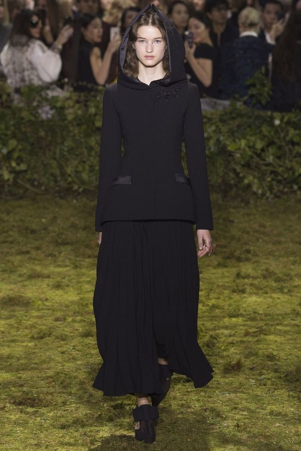 مجموعة الأزياء الفاخرة لدار ديور لموسم ربيع 2017