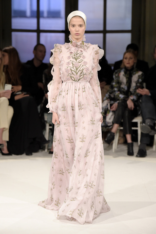 عرض ملكي لمجموعة جيامباتيستا فالي لربيع وصيف 2017