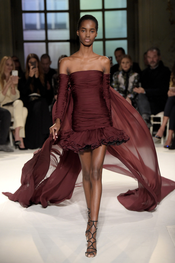 عرض ملكي لمجموعة جيامباتيستا فالي لربيع وصيف 2017