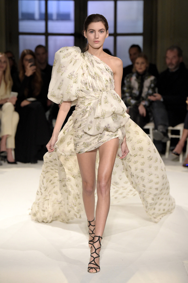 عرض ملكي لمجموعة جيامباتيستا فالي لربيع وصيف 2017