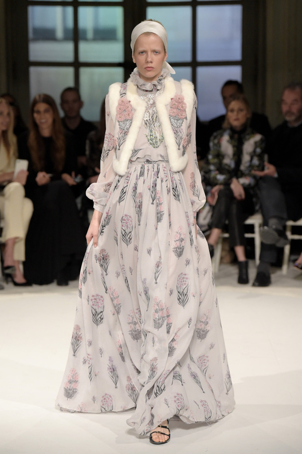 عرض ملكي لمجموعة جيامباتيستا فالي لربيع وصيف 2017