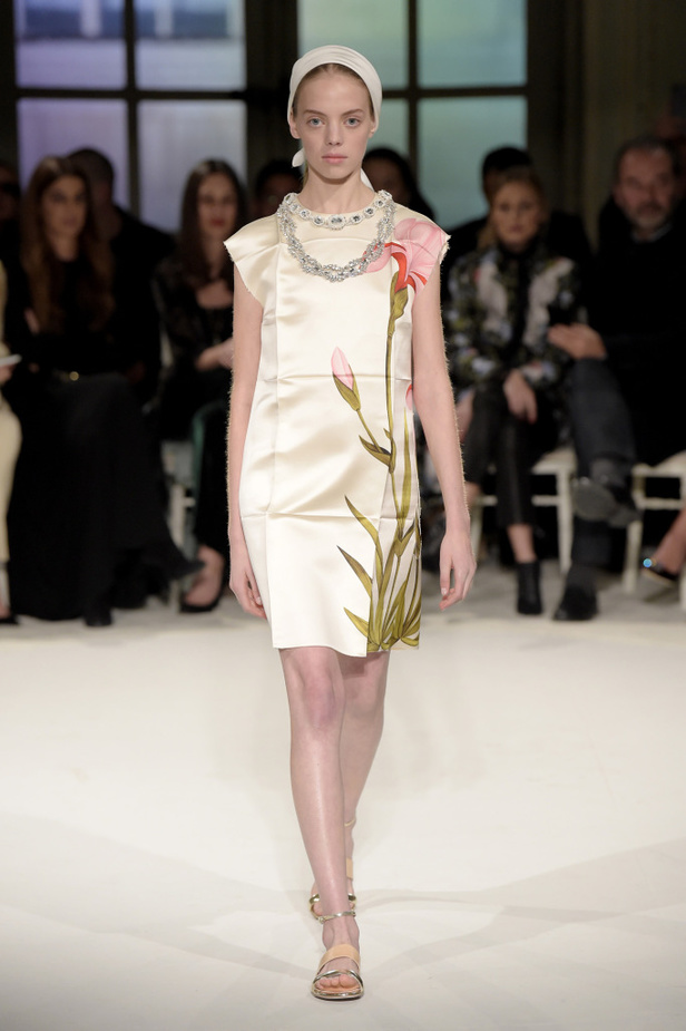 عرض ملكي لمجموعة جيامباتيستا فالي لربيع وصيف 2017