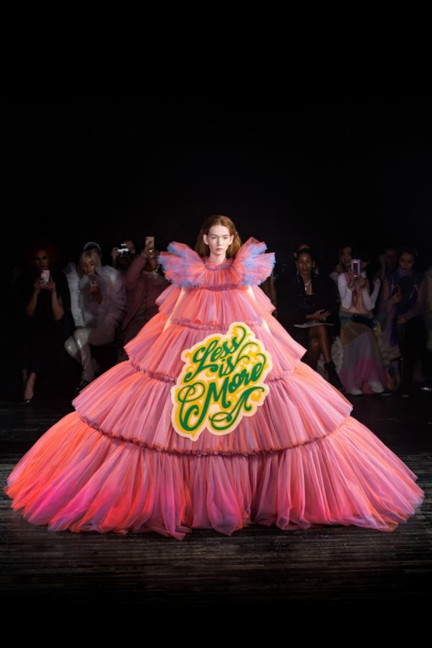 مجموعة طليعية من Viktor & Rolf لربيع وصيف 2019