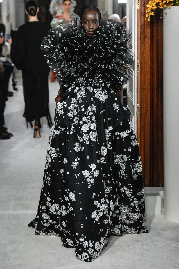 عرض أزياء فالنتينو لربيع 2019