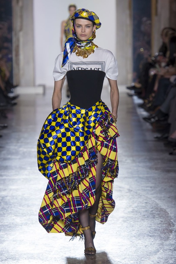 عرض أزياء “فيرساتشي” لموسم خريف وشتاء 2018-2019