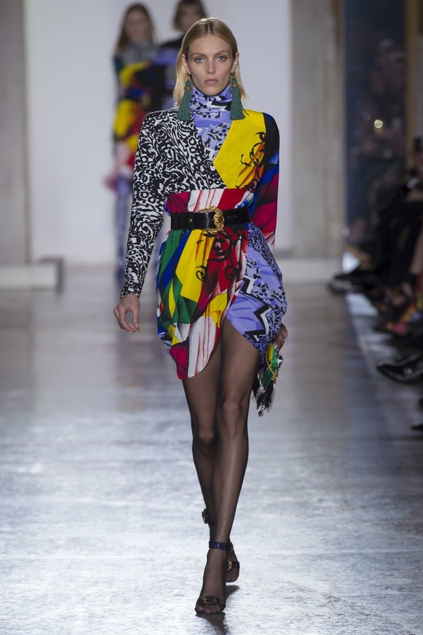 عرض أزياء “فيرساتشي” لموسم خريف وشتاء 2018-2019