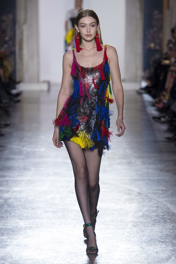 عرض أزياء “فيرساتشي” لموسم خريف وشتاء 2018-2019