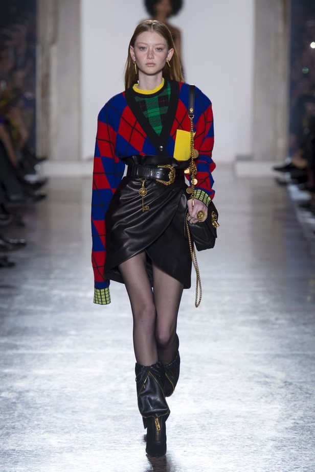 عرض أزياء “فيرساتشي” لموسم خريف وشتاء 2018-2019