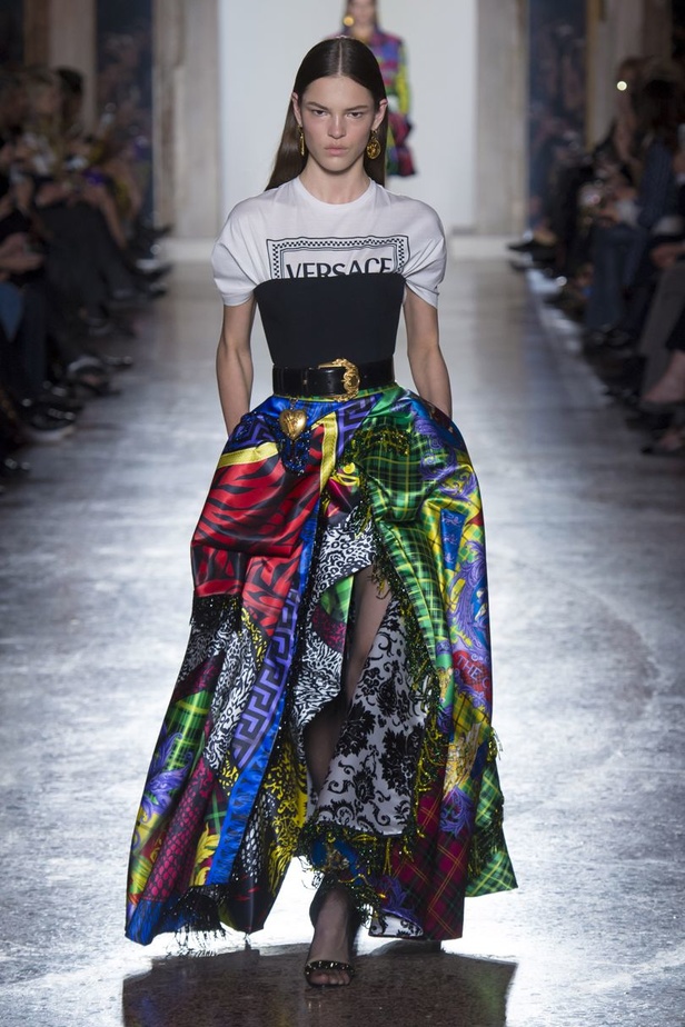 عرض أزياء “فيرساتشي” لموسم خريف وشتاء 2018-2019