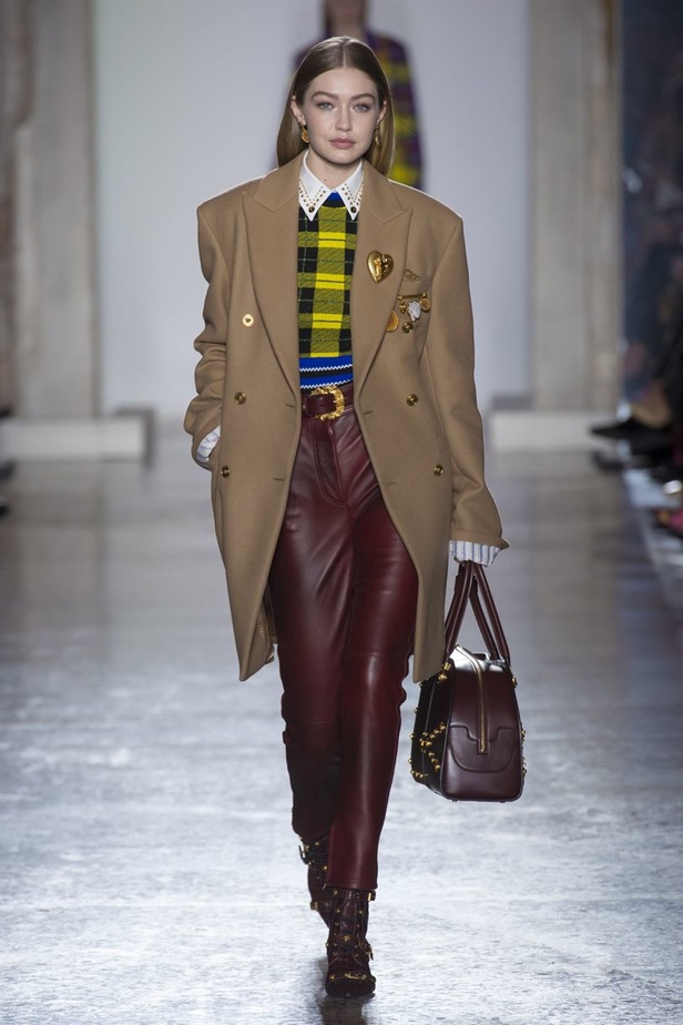 عرض أزياء “فيرساتشي” لموسم خريف وشتاء 2018-2019