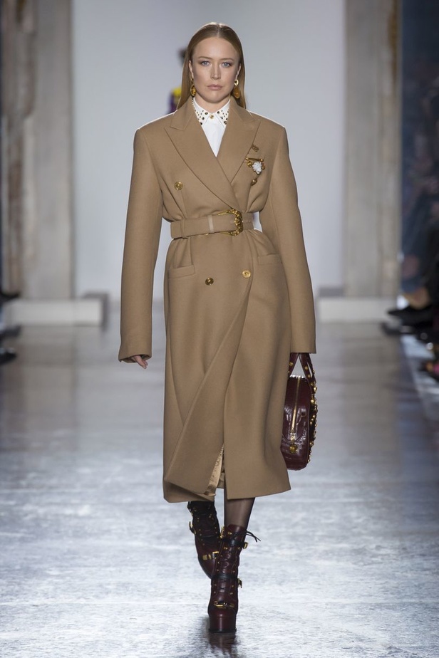 عرض أزياء “فيرساتشي” لموسم خريف وشتاء 2018-2019