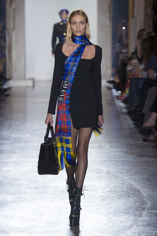 عرض أزياء “فيرساتشي” لموسم خريف وشتاء 2018-2019