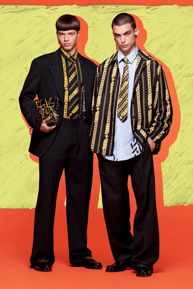 صور مجموعة أزياء Versace فيرساتشي ريزورت 2022 بتصميمات عصرية