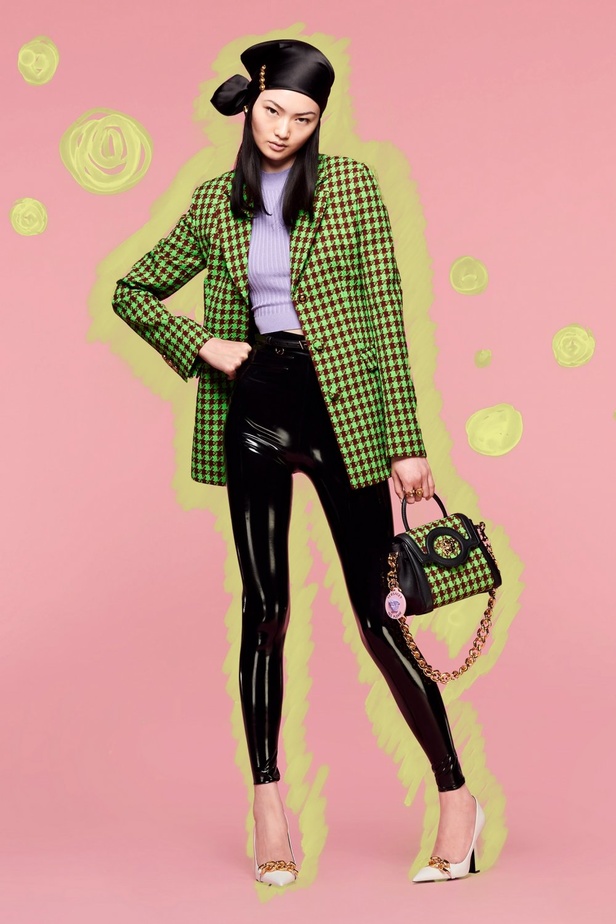 صور مجموعة أزياء Versace فيرساتشي ريزورت 2022 بتصميمات عصرية