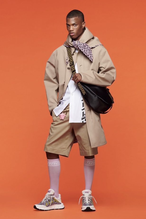 صور مجموعة أزياء Versace فيرساتشي ريزورت 2022 بتصميمات عصرية