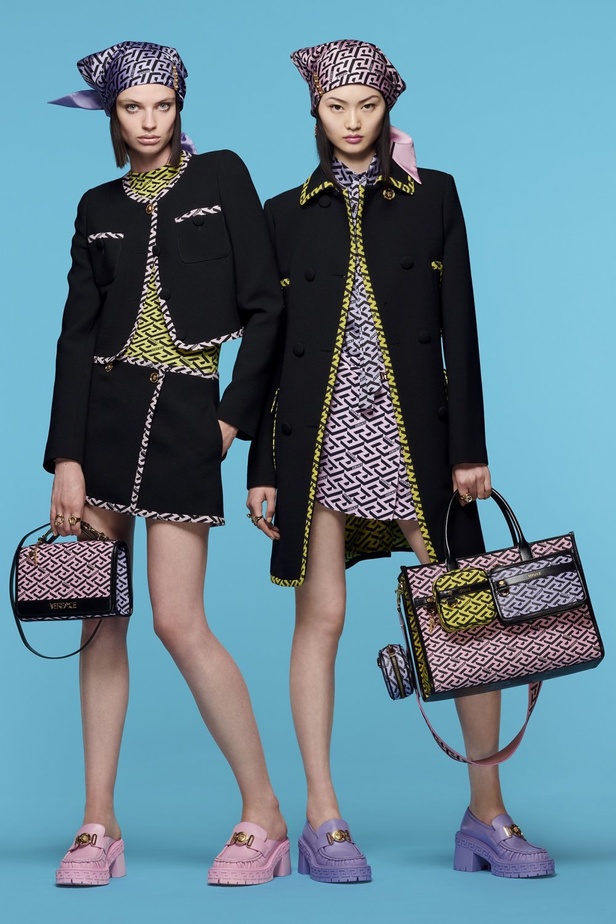 صور مجموعة أزياء Versace فيرساتشي ريزورت 2022 بتصميمات عصرية