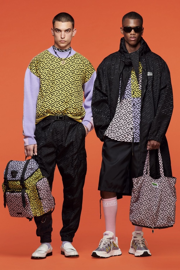 صور مجموعة أزياء Versace فيرساتشي ريزورت 2022 بتصميمات عصرية