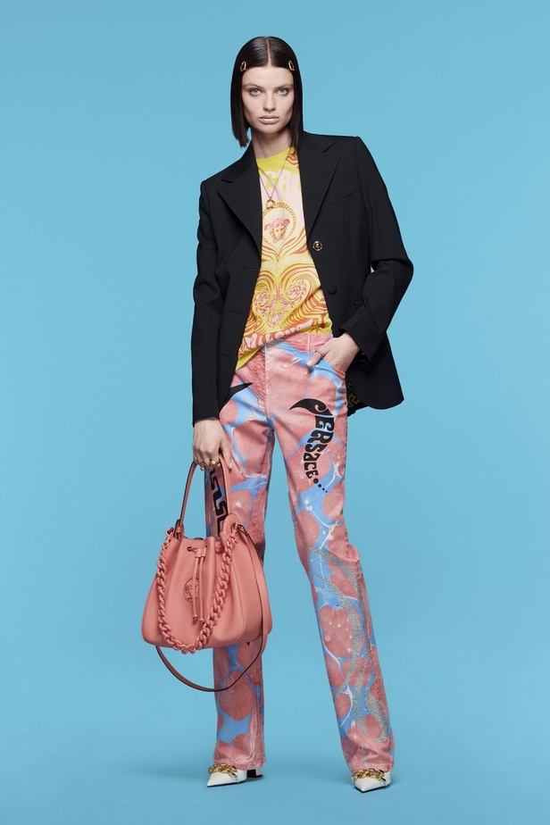 صور مجموعة أزياء Versace فيرساتشي ريزورت 2022 بتصميمات عصرية