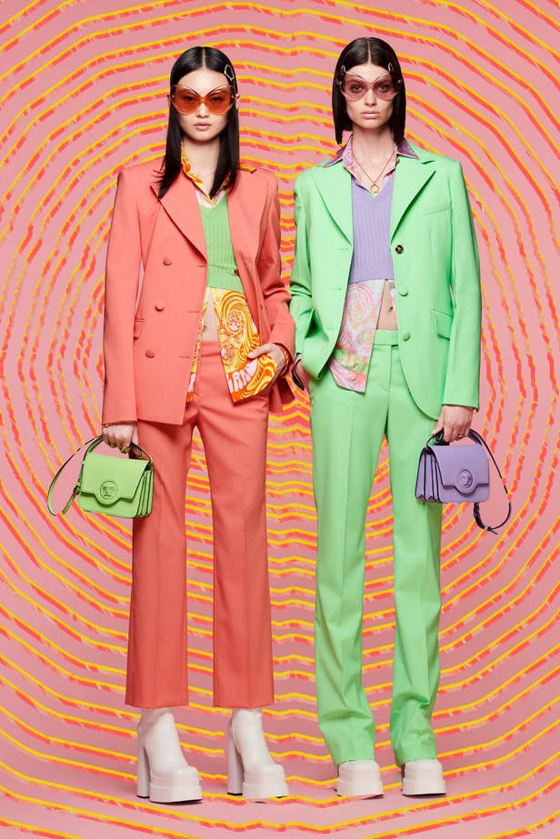 صور مجموعة أزياء Versace فيرساتشي ريزورت 2022 بتصميمات عصرية
