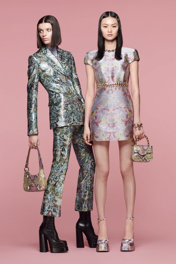 صور مجموعة أزياء Versace فيرساتشي ريزورت 2022 بتصميمات عصرية