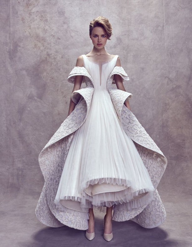 مجموعة أزياء المصمم السعودي محمد آشي خلال أسبوع الموضة في باريس !