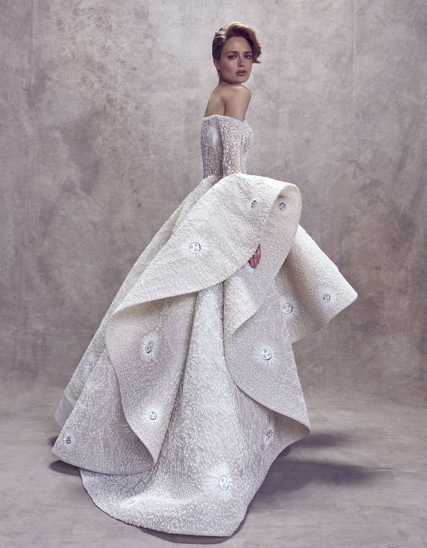 مجموعة أزياء المصمم السعودي محمد آشي خلال أسبوع الموضة في باريس !