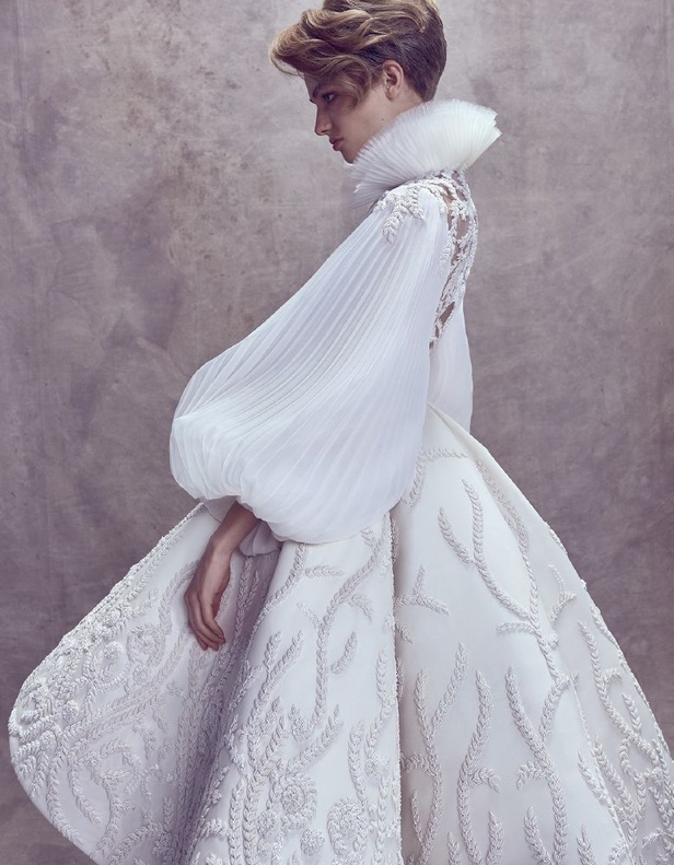 مجموعة أزياء المصمم السعودي محمد آشي خلال أسبوع الموضة في باريس !