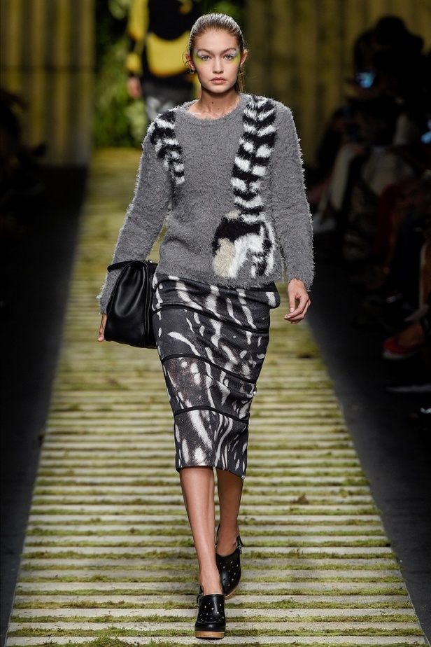 عرض أزياء "ماكس مارا" لموسم ربيع وصيف 2017