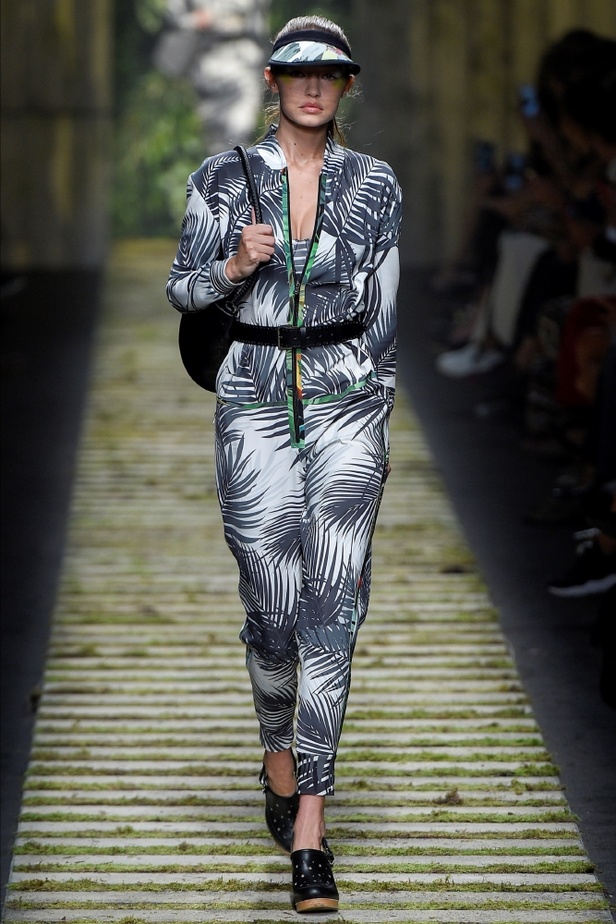 عرض أزياء "ماكس مارا" لموسم ربيع وصيف 2017