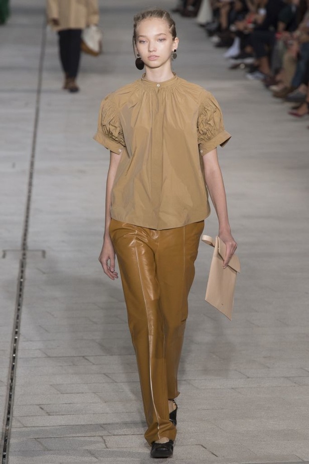 عرض أزياء Jil Sander لموسمي ربيع وصيف 2018!