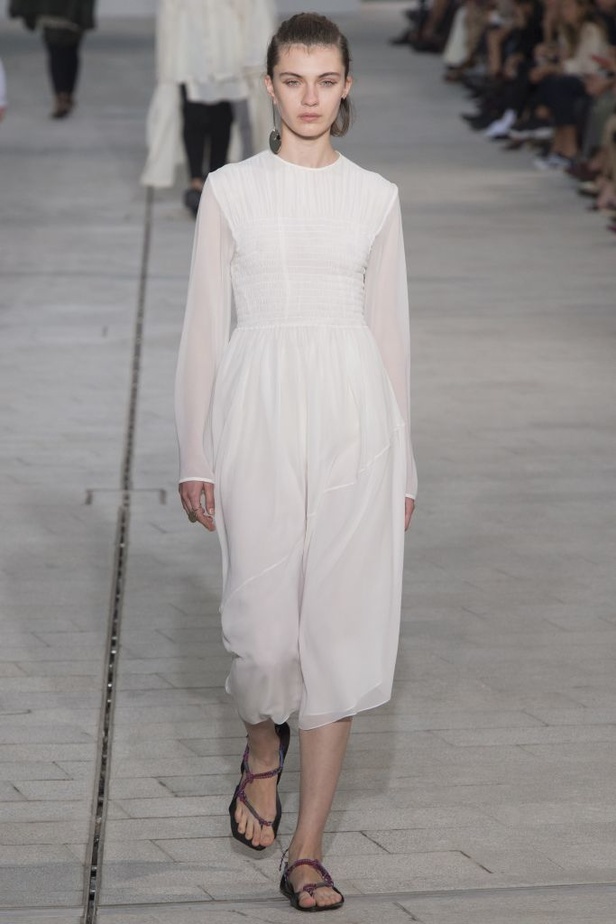 عرض أزياء Jil Sander لموسمي ربيع وصيف 2018!