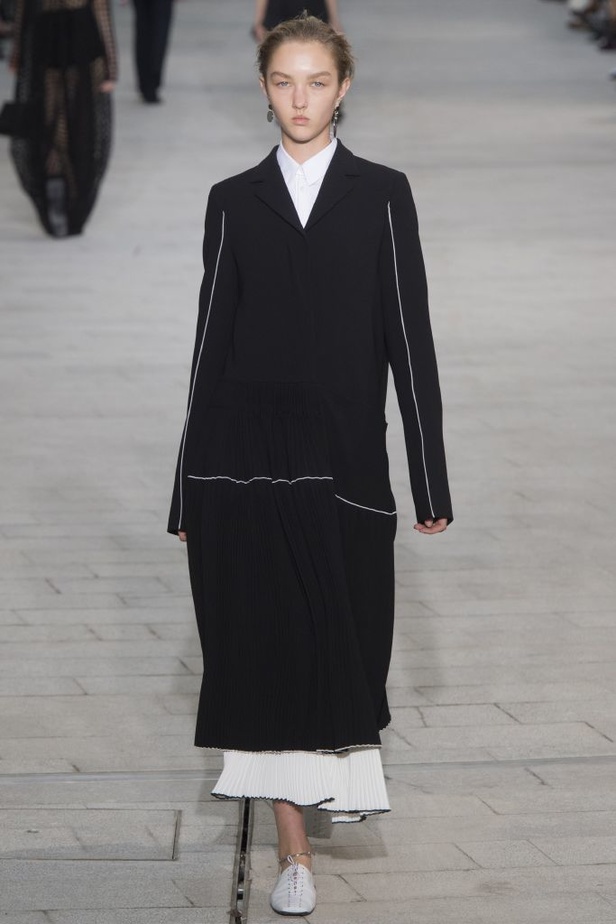 عرض أزياء Jil Sander لموسمي ربيع وصيف 2018!