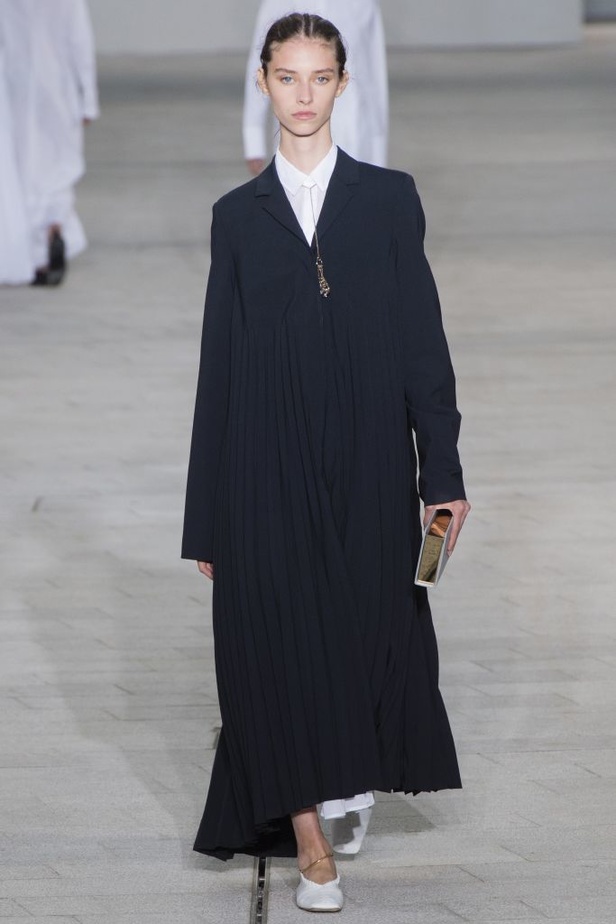 عرض أزياء Jil Sander لموسمي ربيع وصيف 2018!