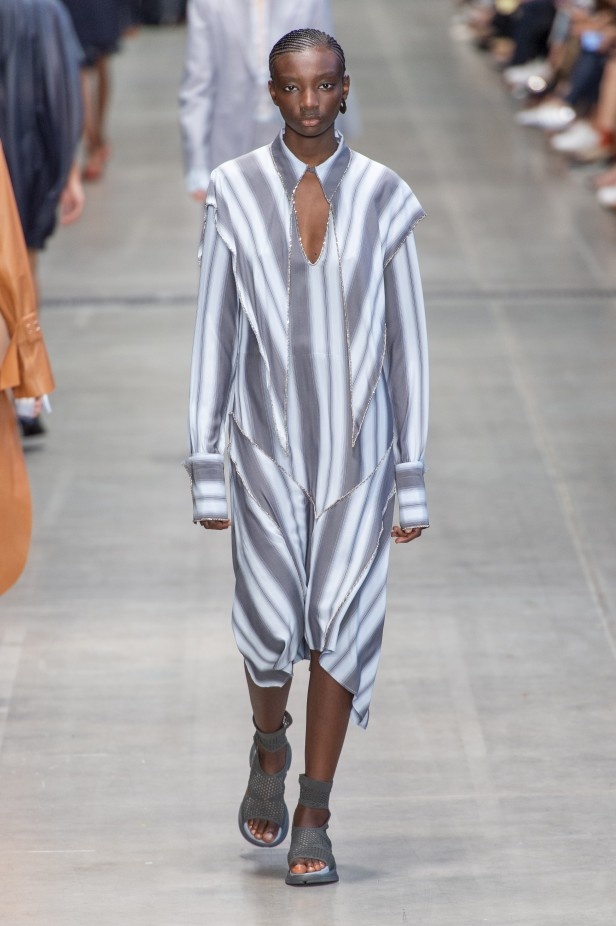 الأنوثة المفعمة بالرومانسية المعاصرة مع مجموعة Sportmax لربيع وصيف 2020