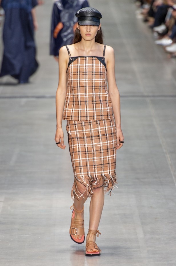 الأنوثة المفعمة بالرومانسية المعاصرة مع مجموعة Sportmax لربيع وصيف 2020