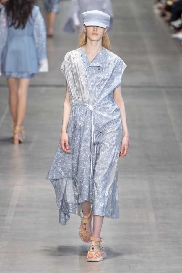 الأنوثة المفعمة بالرومانسية المعاصرة مع مجموعة Sportmax لربيع وصيف 2020