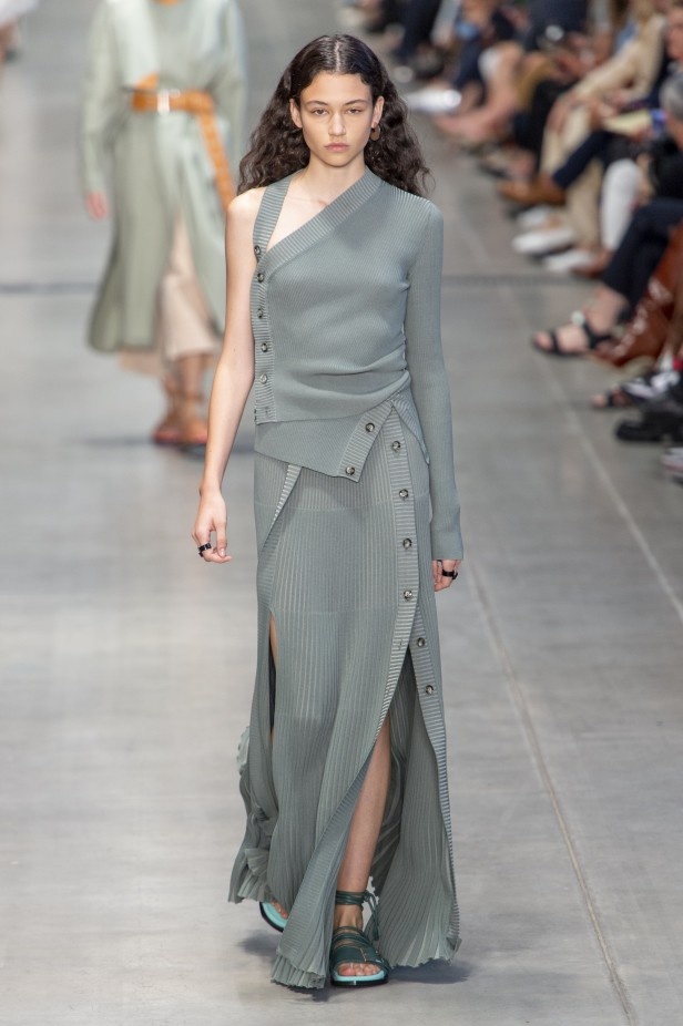 الأنوثة المفعمة بالرومانسية المعاصرة مع مجموعة Sportmax لربيع وصيف 2020