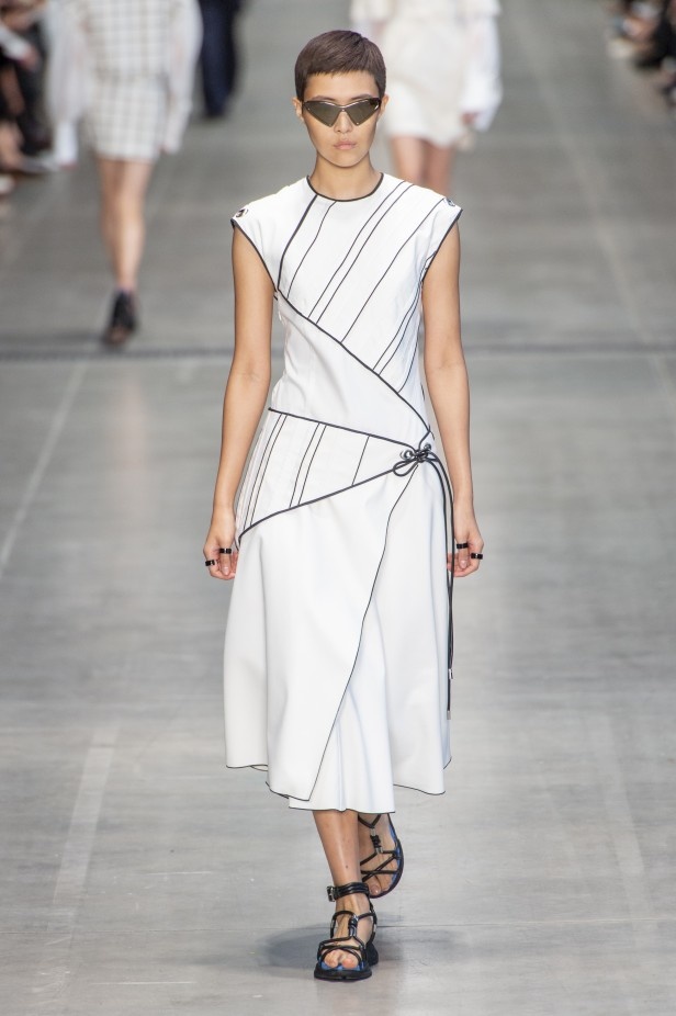 الأنوثة المفعمة بالرومانسية المعاصرة مع مجموعة Sportmax لربيع وصيف 2020