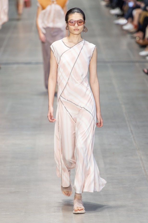 الأنوثة المفعمة بالرومانسية المعاصرة مع مجموعة Sportmax لربيع وصيف 2020